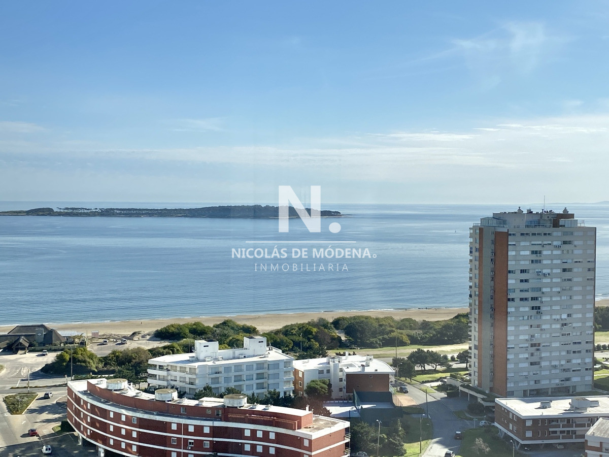 Vende apartamento de 2 dormitorios con vista al mar en Playa Mansa, Punta del Este - NDM27772A