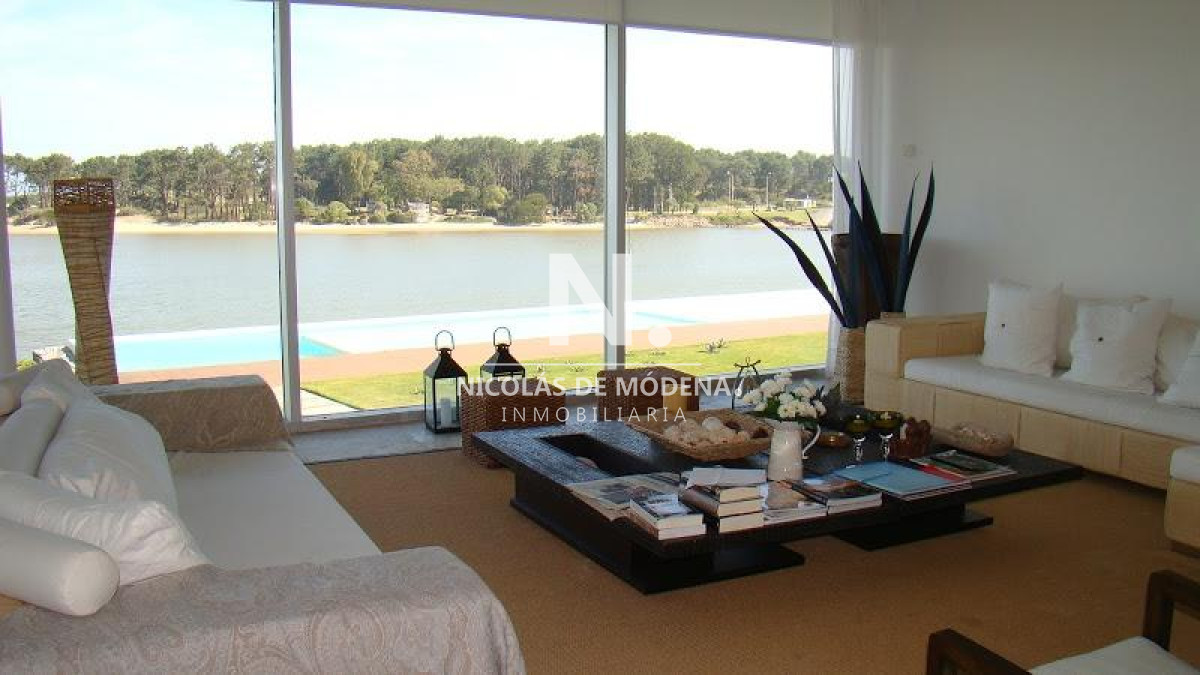 Vende apartamento de 4 dormitorios en suite, con vista espectacular en la Barra, Punta del Este. - NDM23094A