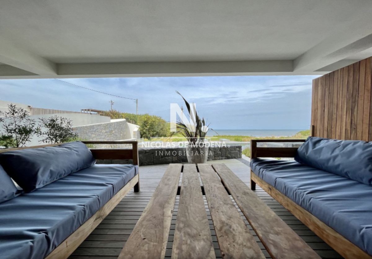 Vende apartamento de 4 dormitorios en Manantiales frente al mar. - NDM25094A