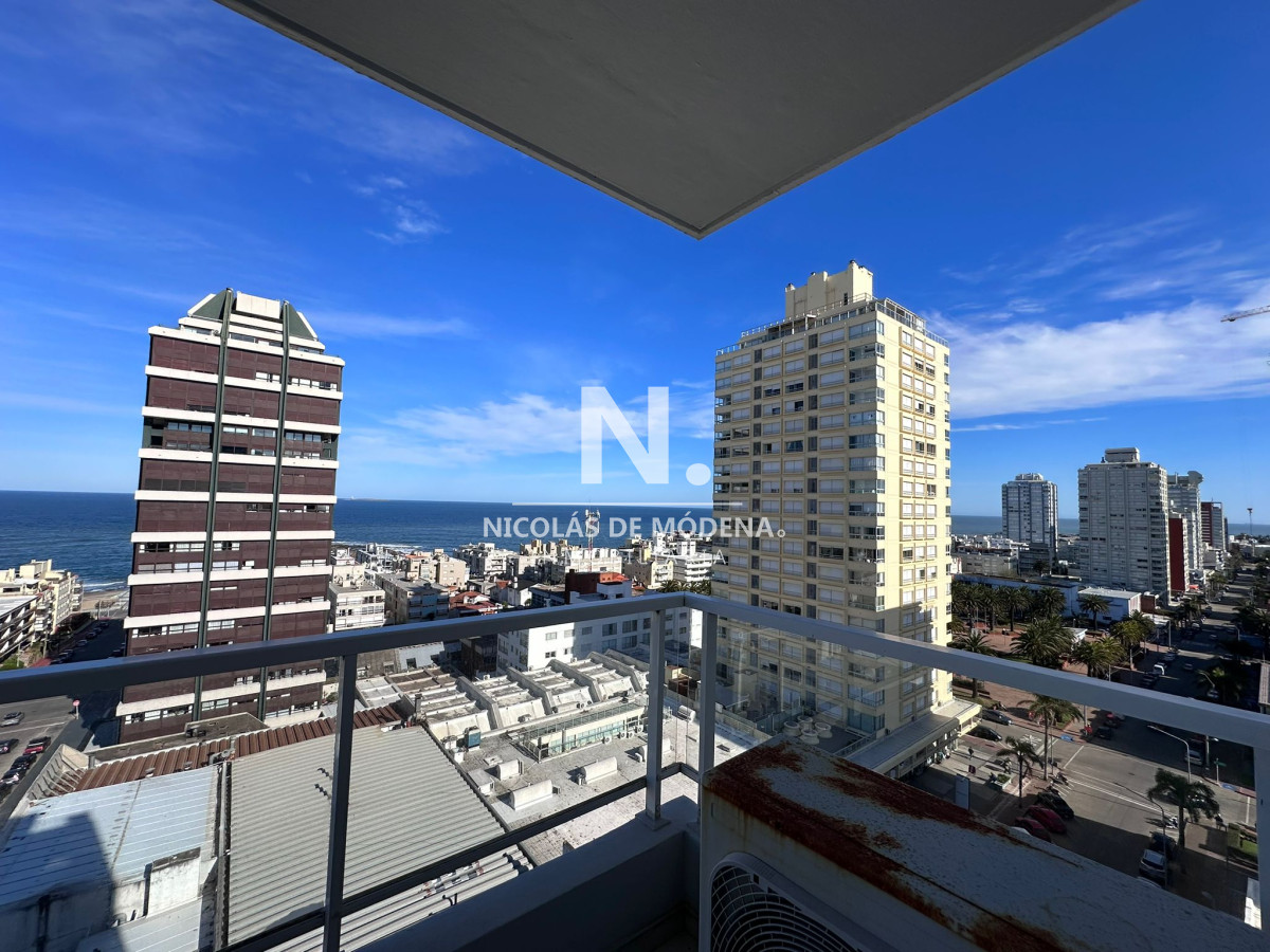 En venta apartamento de 2 dormitorios en Peninsula, Punta del Este con vista al mar.