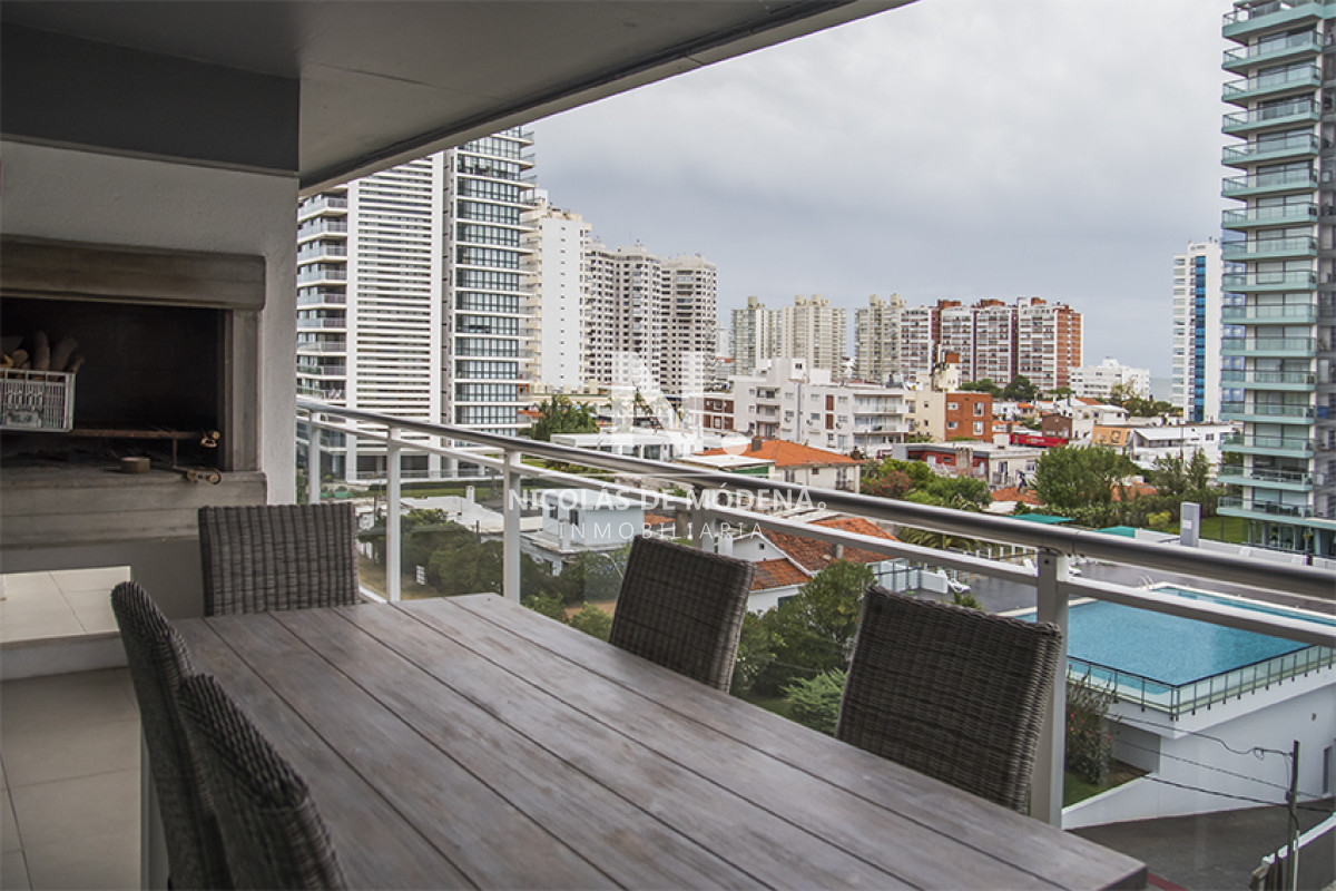  Departamento en venta y alquiler de 3 dormitorios en Playa Brava , Punta del este  - NDM2355A