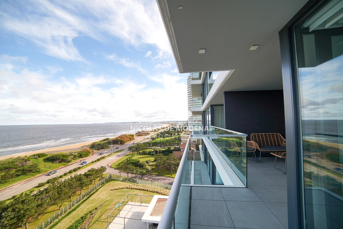 Vende apartamento de 2 dormitorios, con excelente vista al mar en Mansa, Punta del Este. - NDM23407A