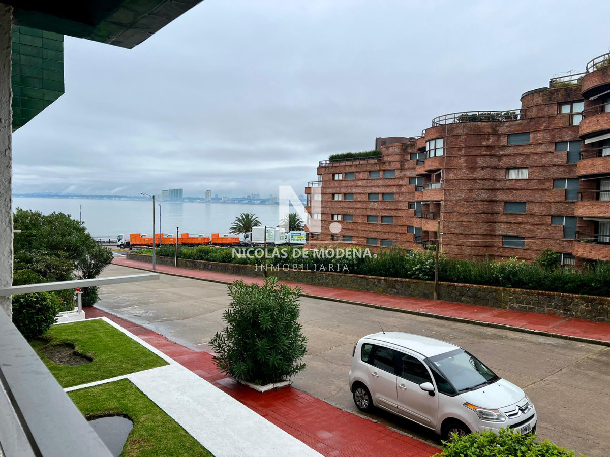En venta impecable apartamento de 2 dormitorios, con vista parcial al mar en Peninsula Punta del Este. - NDM22905A