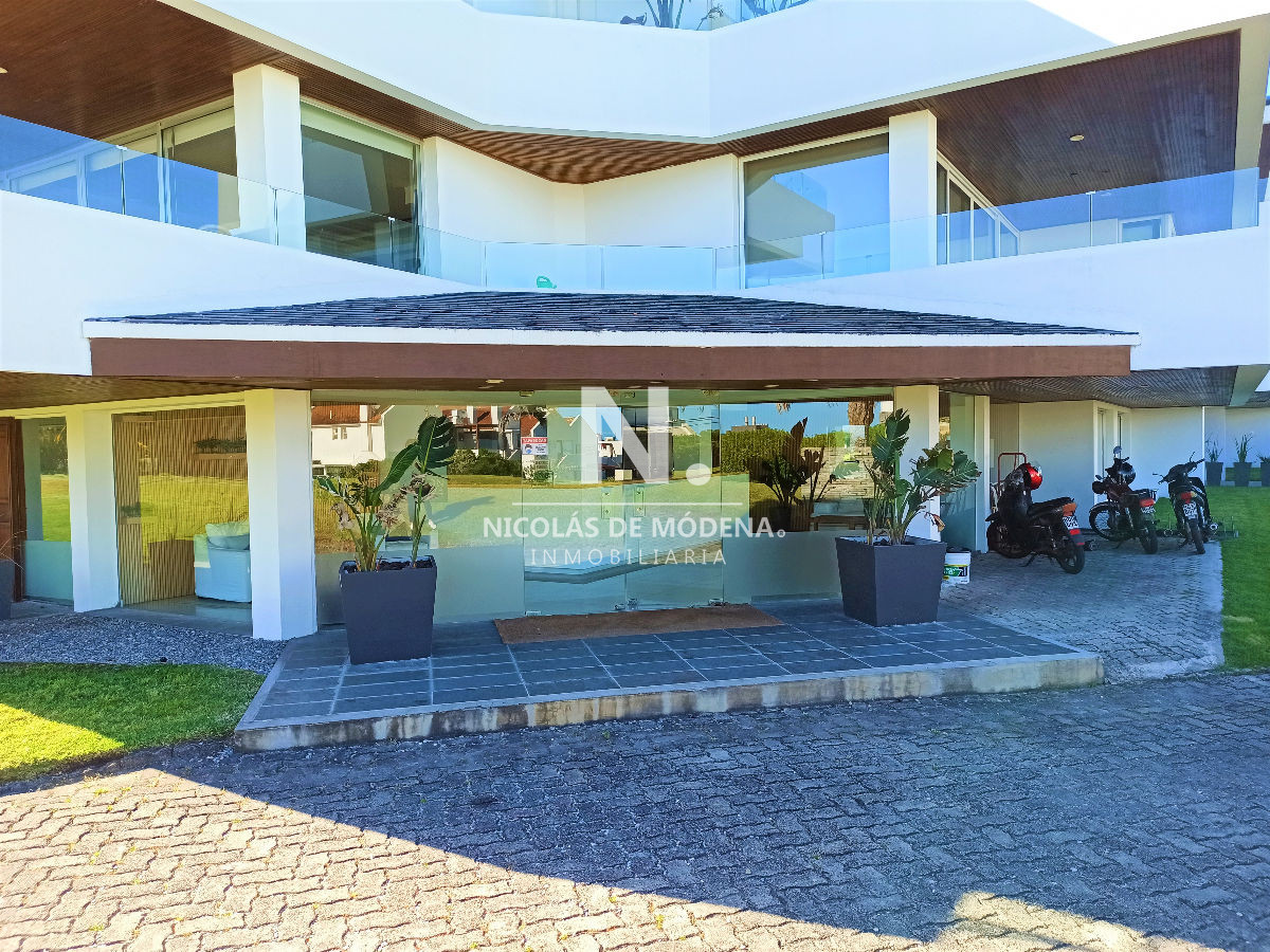 Vende apartamento de 2 Dormitorios en suite, con excelente iluminación en Montoya, La Barra - NDM22755A