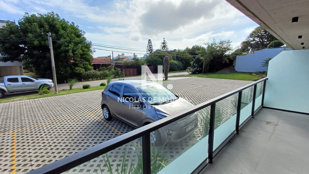 Vende apartamento en Planta baja frente al mar, en Mansa. - NDM25828A