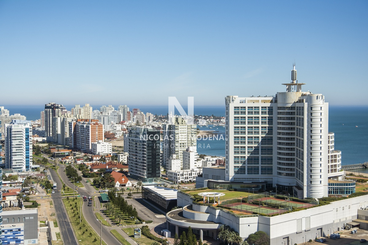 Hermoso Penthouse en venta con vista panorámica, Alexander Boulevard. Punta del Este. - NDM1306A