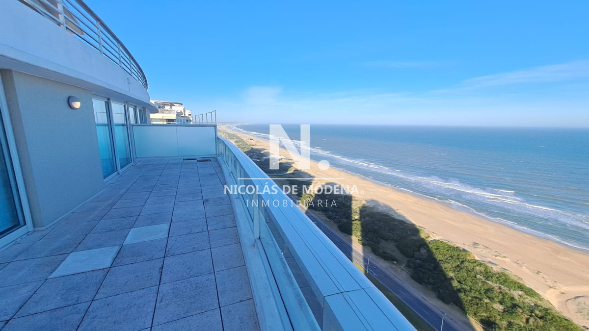 Lujoso Apartamento en venta de 3 dormitorios en Suite en Punta del Este. Primera Linea Brava. Torre Le Parc - NDM24189A