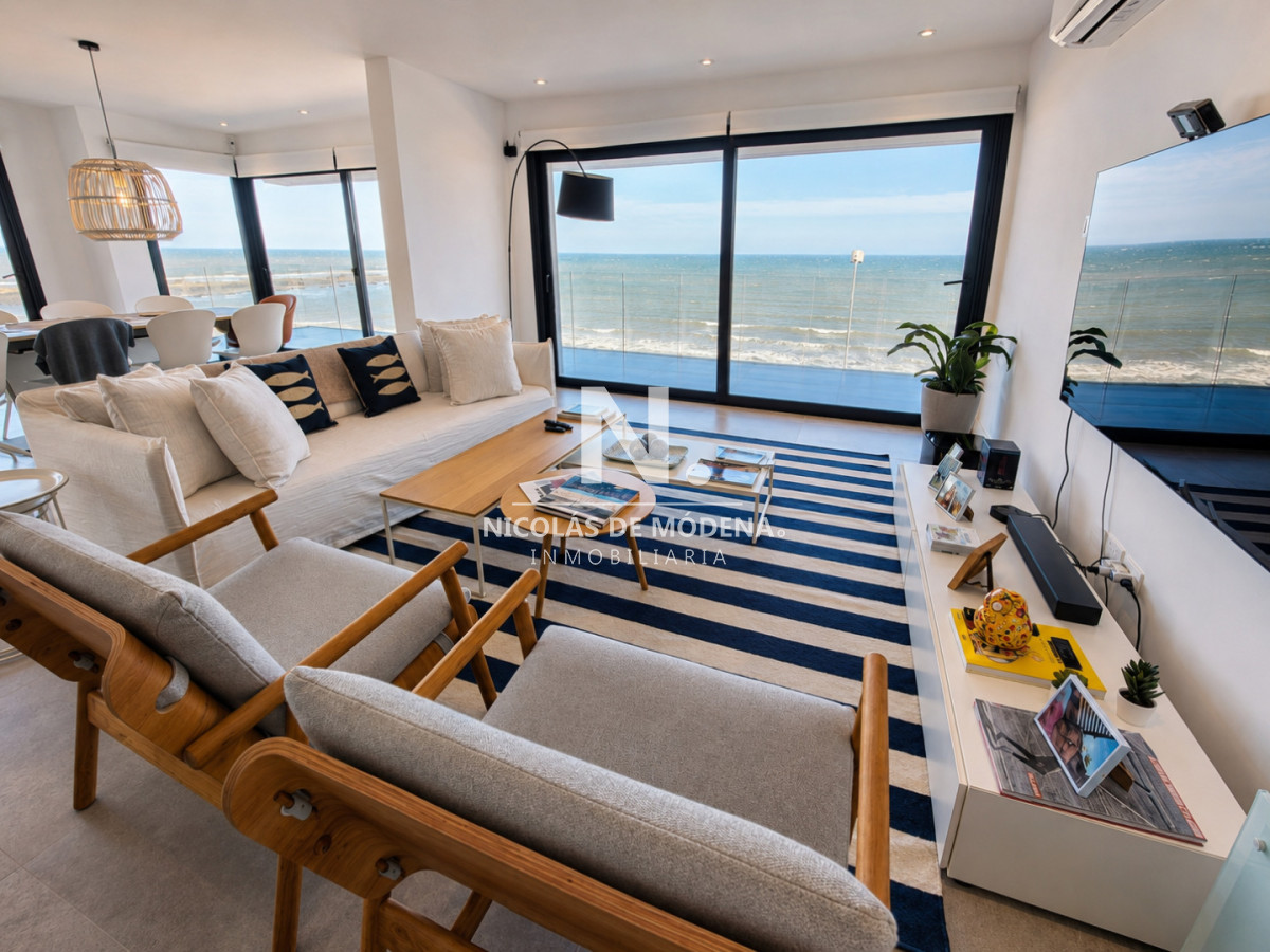 Vende apartamento de Punta del Este frente al mar, de 3 dormitorios. - NDM24602A