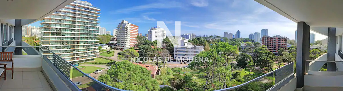 Vende apartamento en Brava, Punta del Este de 3 dormitorios con vista al mar. - NDM24613A