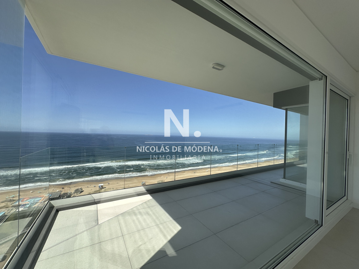 Vende apartamento de 4 dormitorios en Torre Le Parc, Punta del Este. - NDM25775A