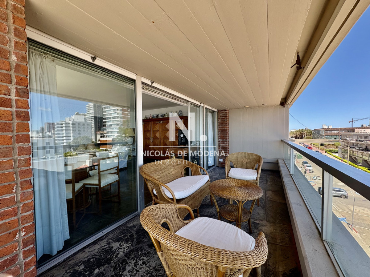 En venta apartamento de 4 dormitorios con vista al puerto en Península, Punta del Este - NDM29042A
