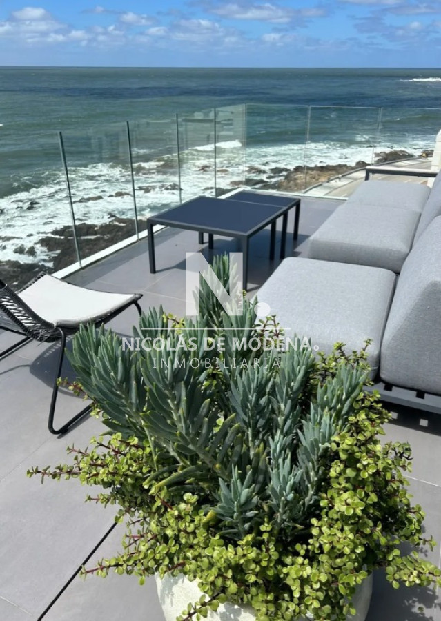 Vende apartamento Penthouse de 3 dormitorios con vista al mar en Punta del Este - NDM27753A