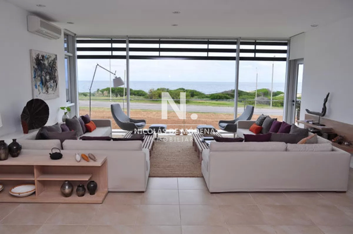 Departamento de 3 suites + dependencia en venta, frente al mar. Punta del Este