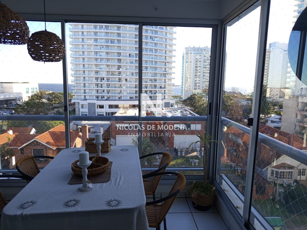 Vende apartamento en de 3 dormitorios Punta del Este a metros de la playa. - NDM27095A