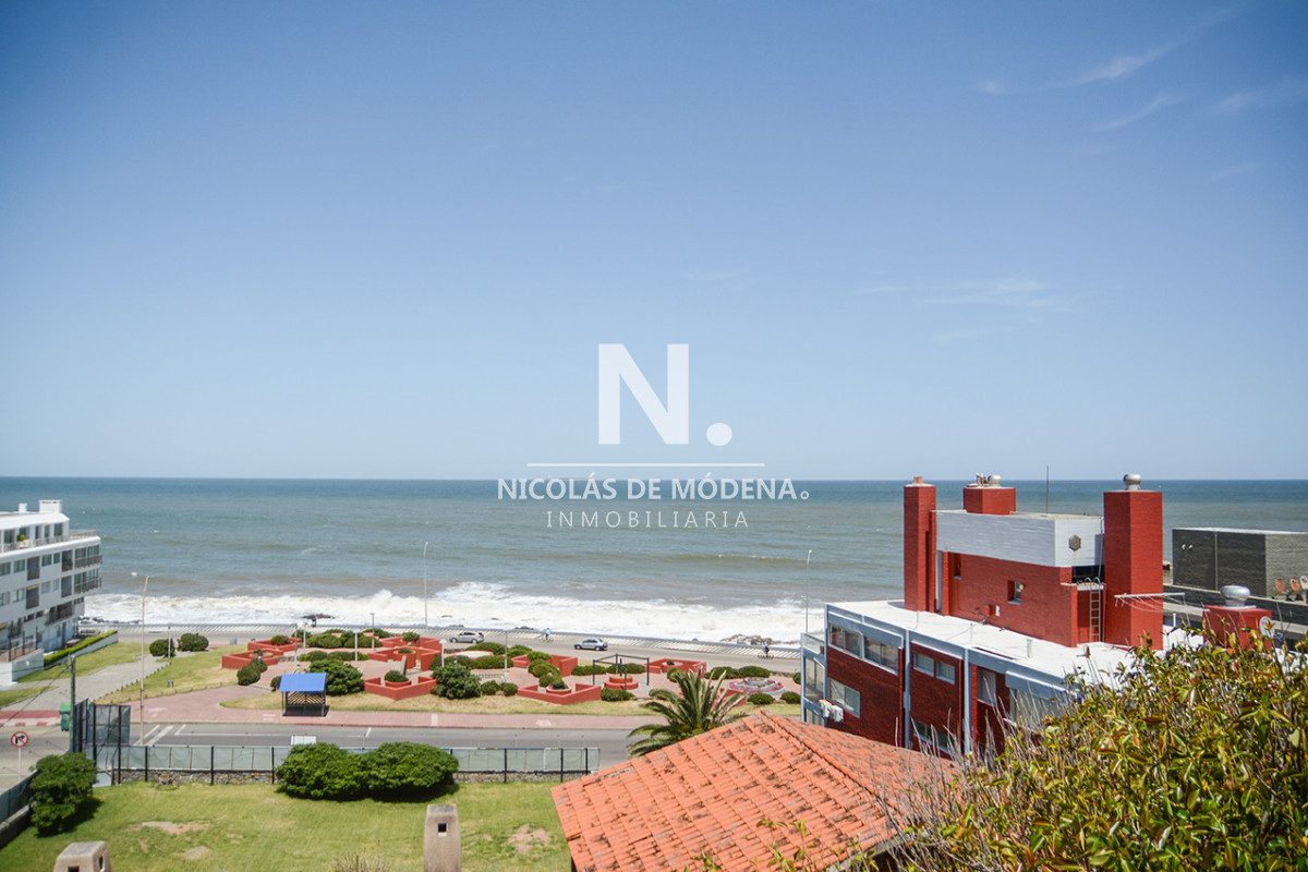 Departamento de 3 dormitorios con terraza  con parrillero en venta, Peninsula, Punta del Este - NDM27891A