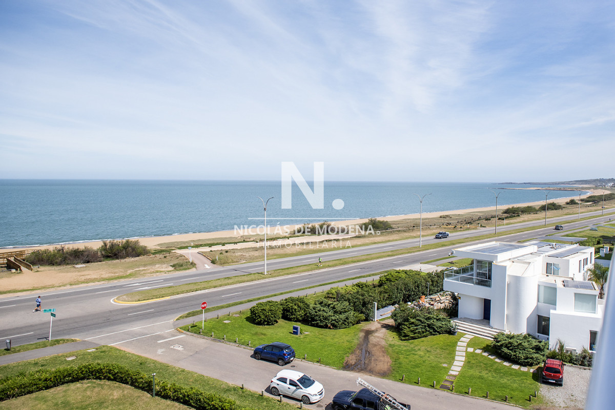 Vende departamento de 2 dormitorios en Playa Mansa, Punta del Este  - NDM27344A