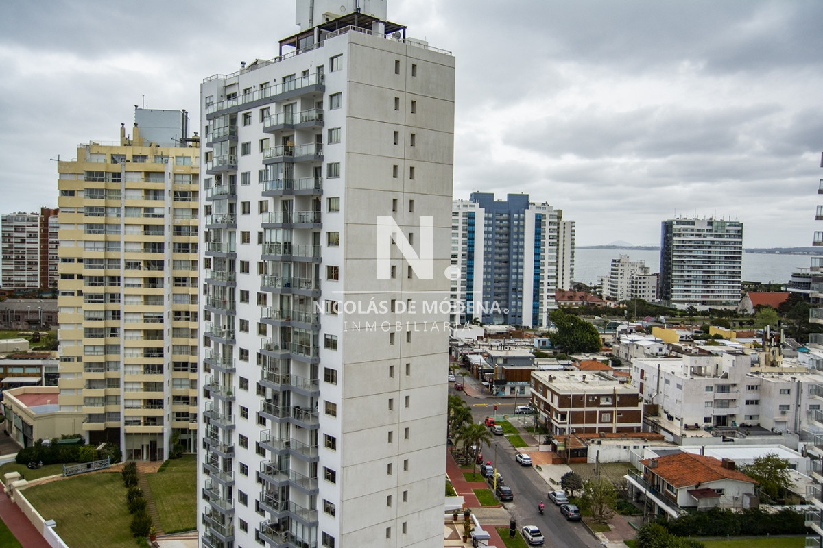 Apartamento en Venta de 3 dormitorios en parada 2 de playa brava, cerca de servicios en Punta del Este  - NDM15818A
