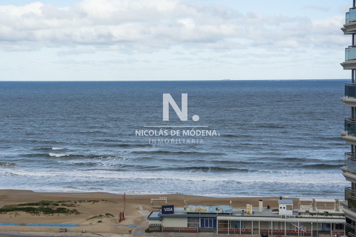 Venta Apartamento 3 dormitorios en torre de jerarquía, Imperiale zona Brava, parada 1, Punta del este. - NDM11594A