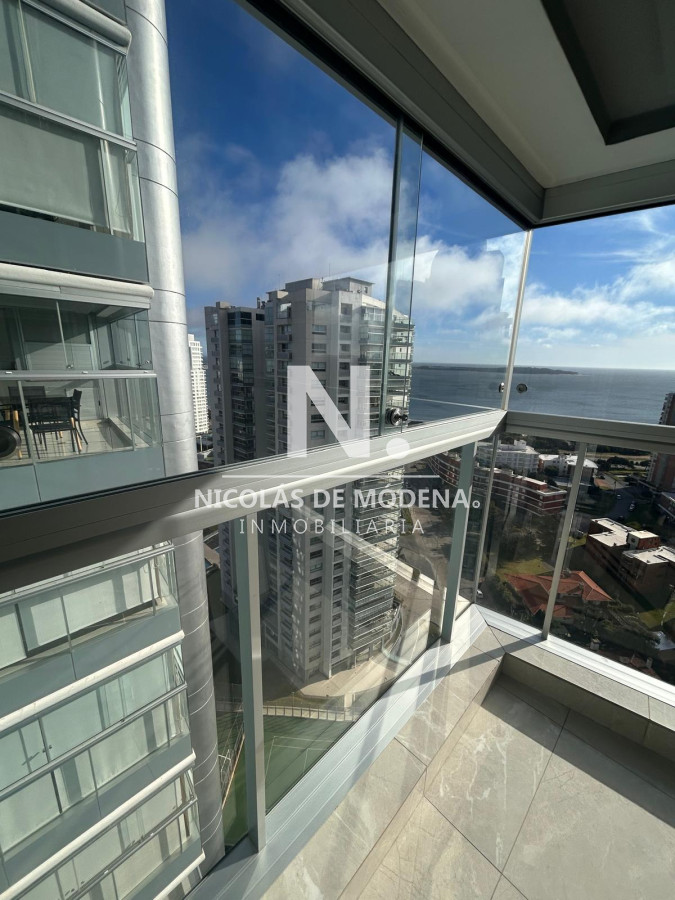 Vende apartamento con vista al mar de 2 dormitorios en Mansa, Punta del Este  - NDM23989A