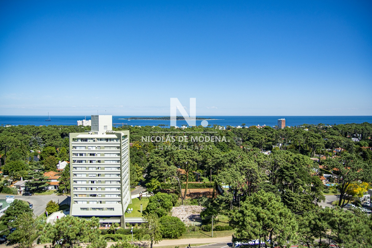 En venta apartamento de 3 dormitorios con muy buena vista a la bahía, Punta del Este. - NDM9614A