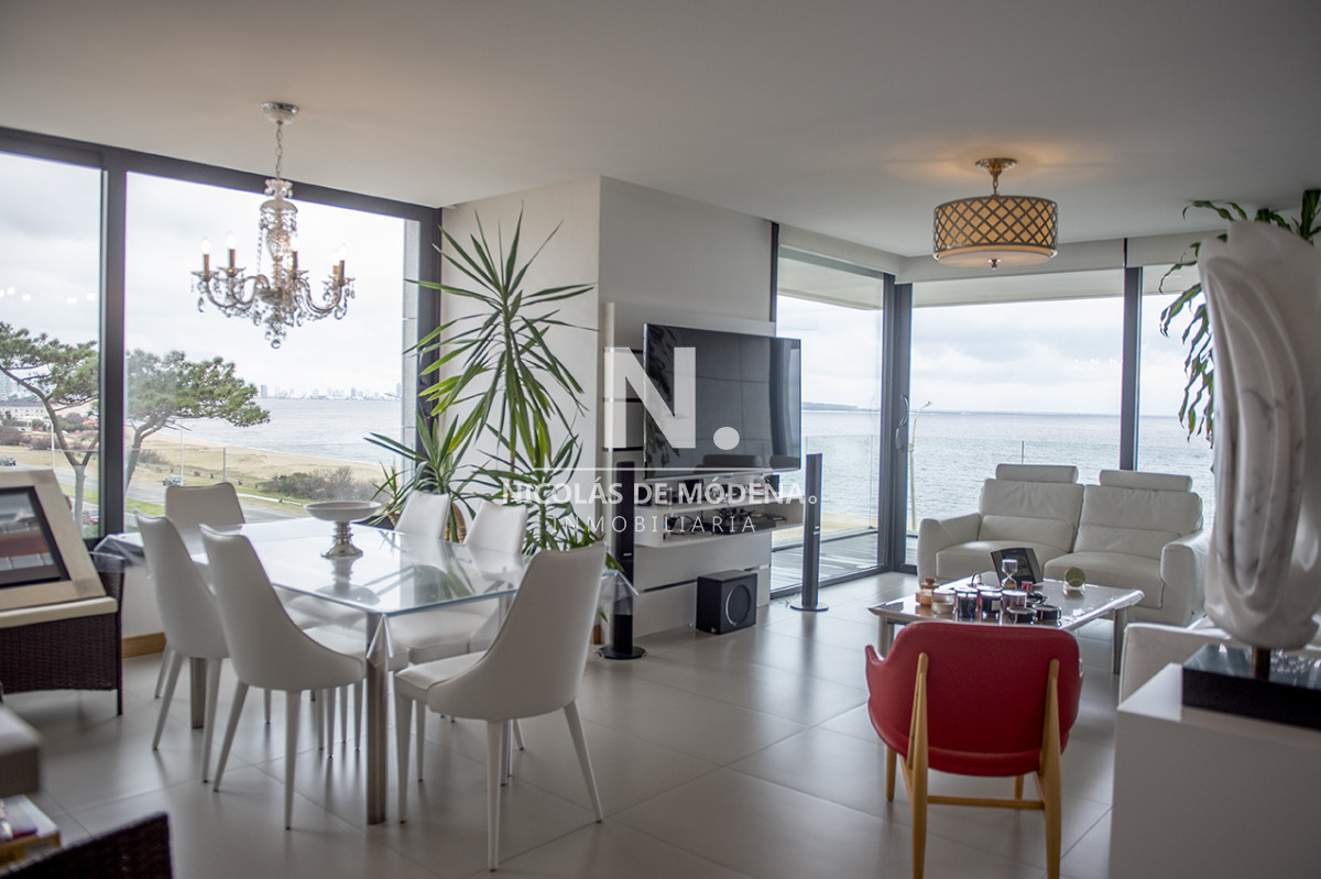 Vende apartamento equipado de 3 dormitorios frente al mar , Punta del Este  - NDM21729A