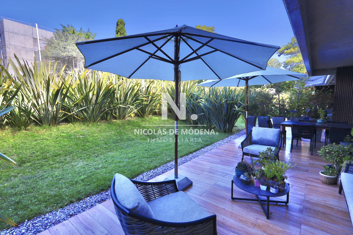 En venta apartamento de 2 dormitorios en Punta del Este, con agradable vista, garage en el subsuelo - NDM28161A