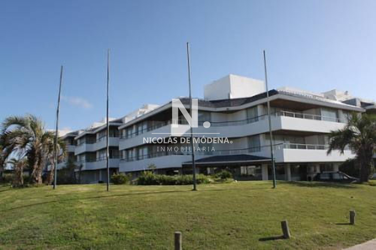 En venta, Apartamento ideal de 2 dormitorios en suite en La Barra - NDM22756A