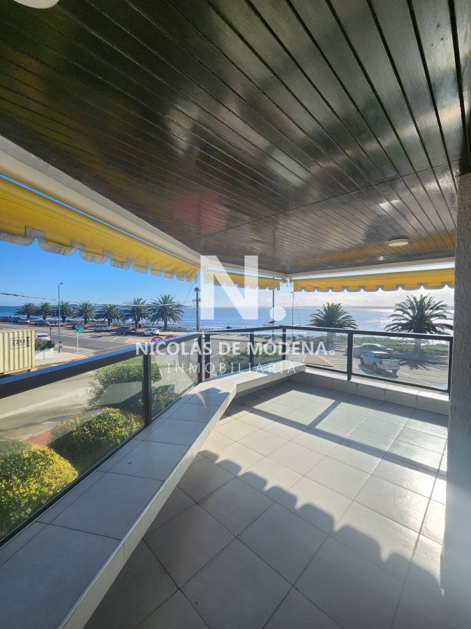 Vende espectacular apartamento en Peninsula- Punta del Este, con vista excepcional al mar, de 3 dormitorios.