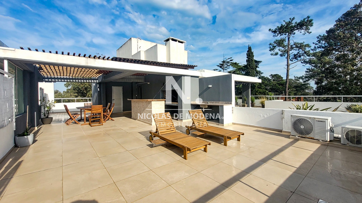 Luminoso Penthouse de 2 dormitorios en venta, terraza con parrillero