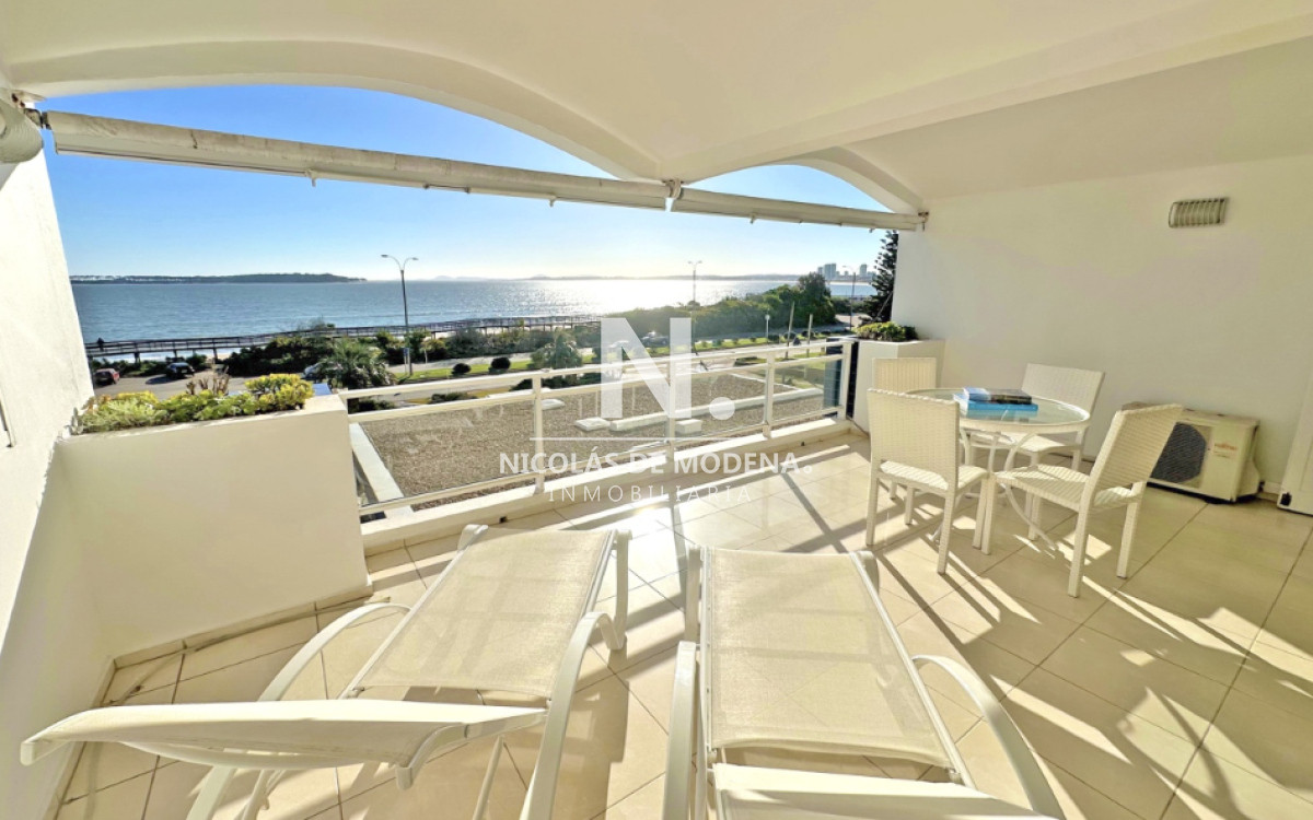 Vende apartamento con vista al mar de 3 dormitorios con balcon. - NDM24795A