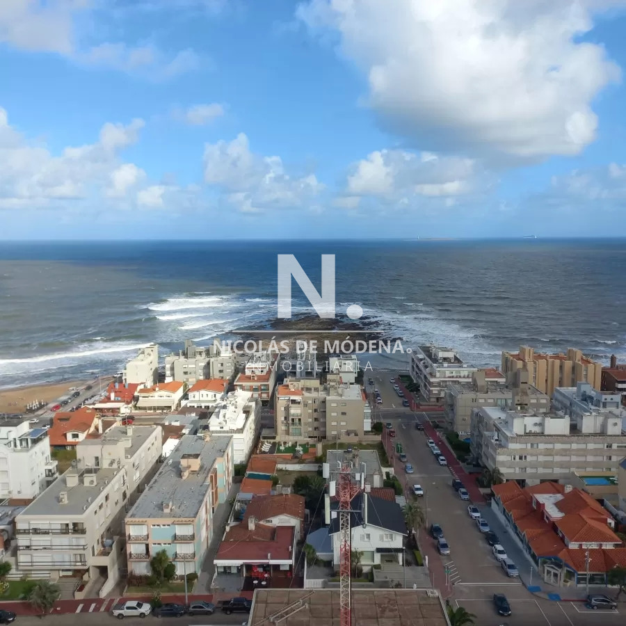 Apartamento de 3 dormitorios en venta en Punta del Este, vista al puerto.