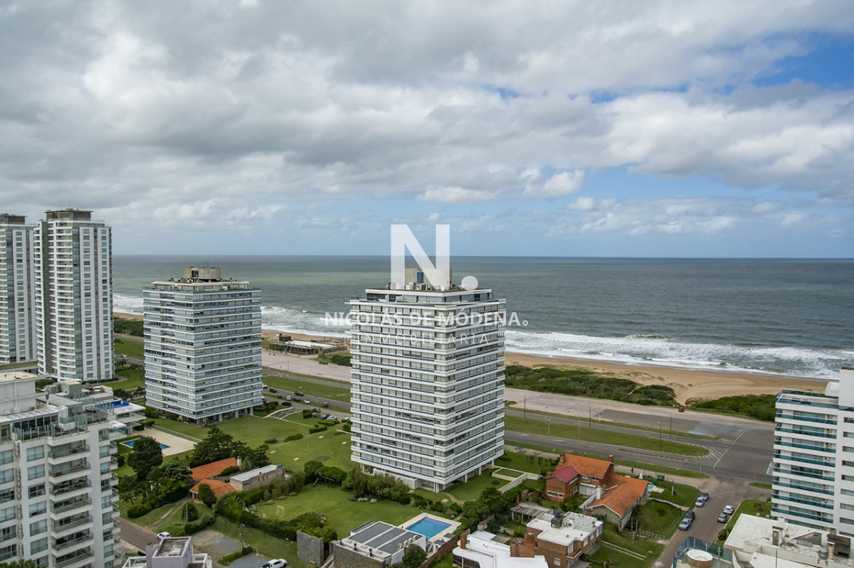Vende apartamento de 3 dormitorios en Wind Tower, piso alto con vista al mar , Punta del Este  - NDM21904A