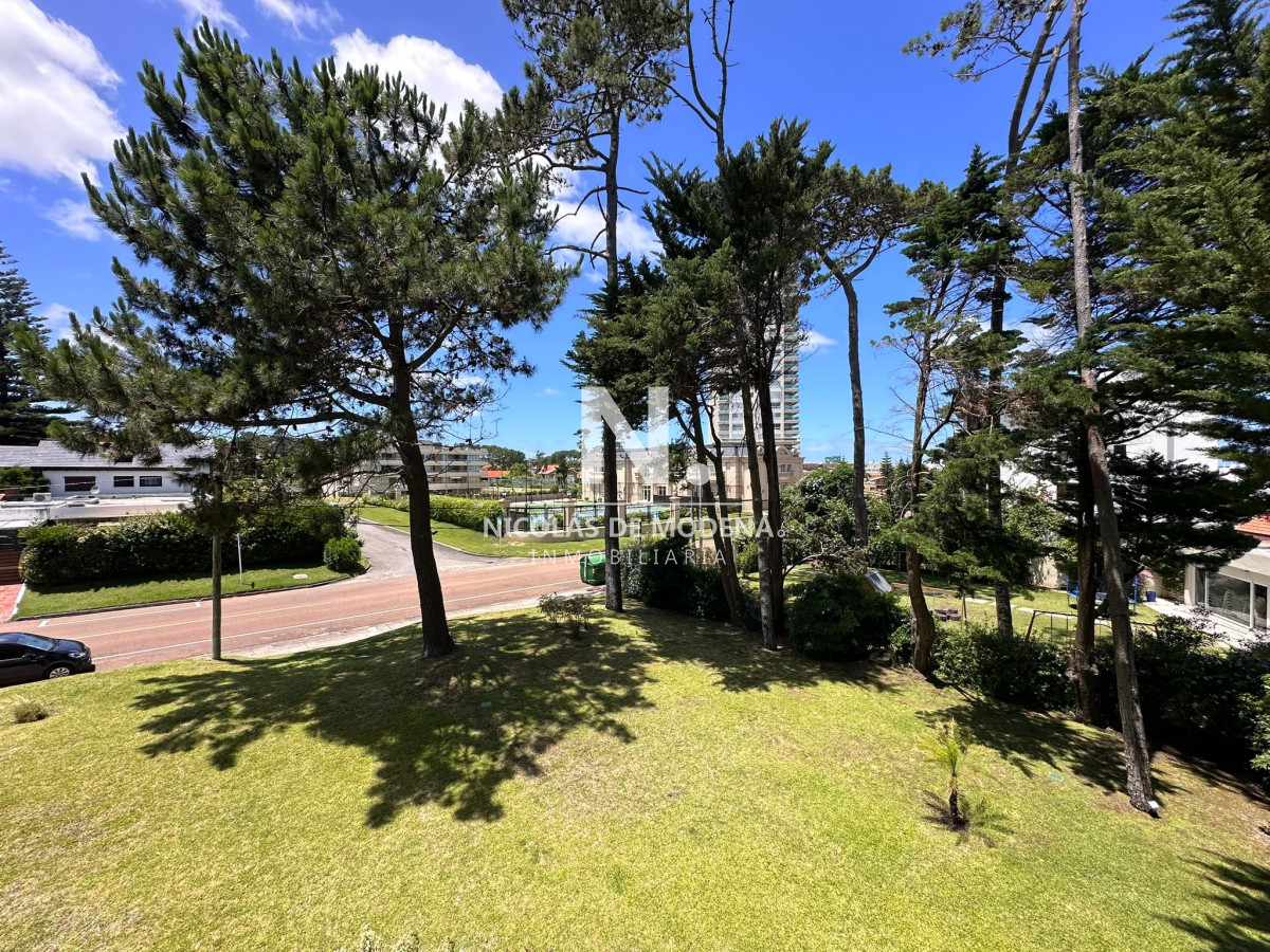 En alquiler apartamento de 2 dormitorios con Parrillero propio en Mansa, Punta del Este. - NDM24774A