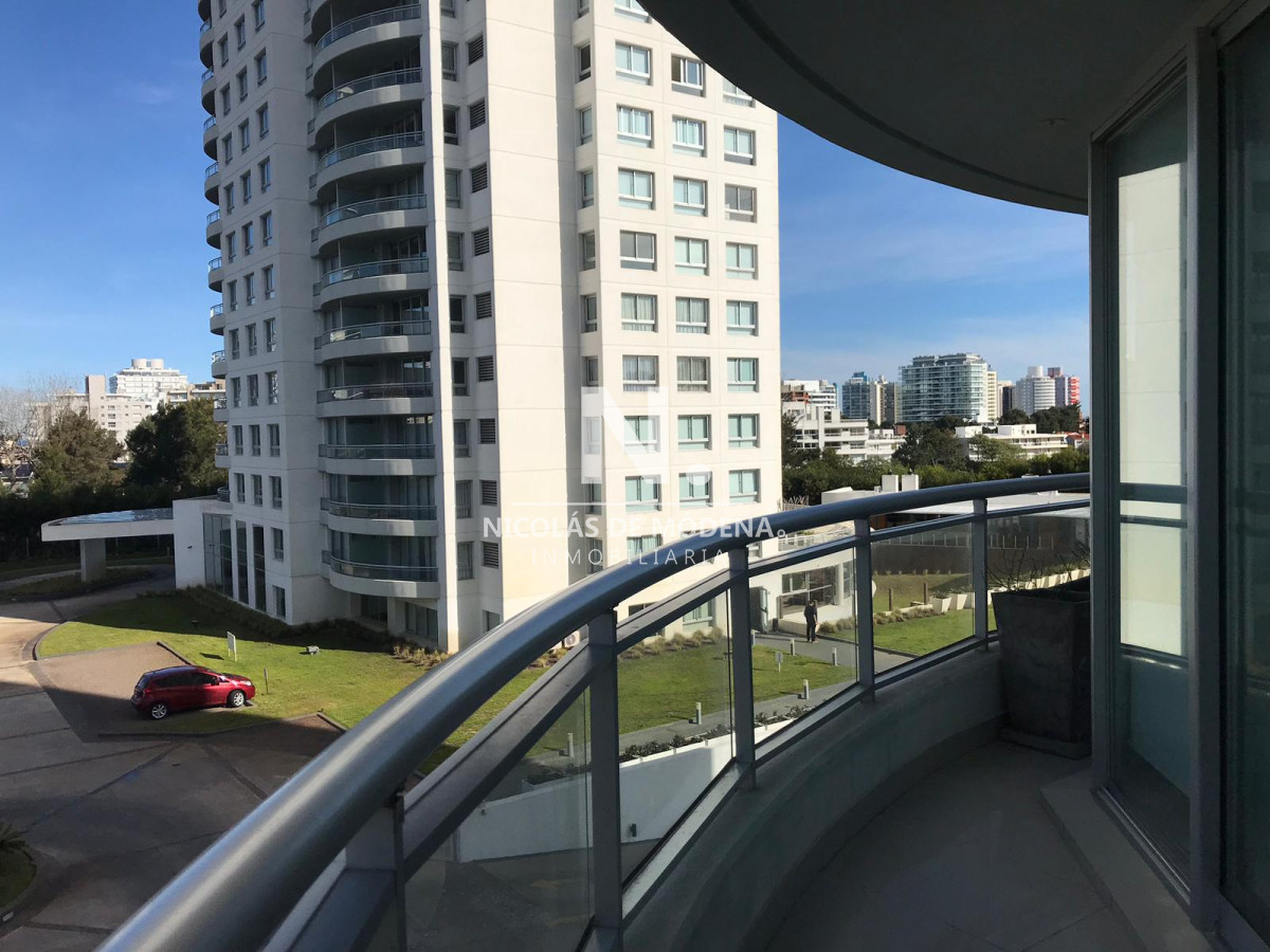 Vende apartamento de 3 dormitorios a metros del mar, en Roosevelt- Punta del Este. - NDM23420A