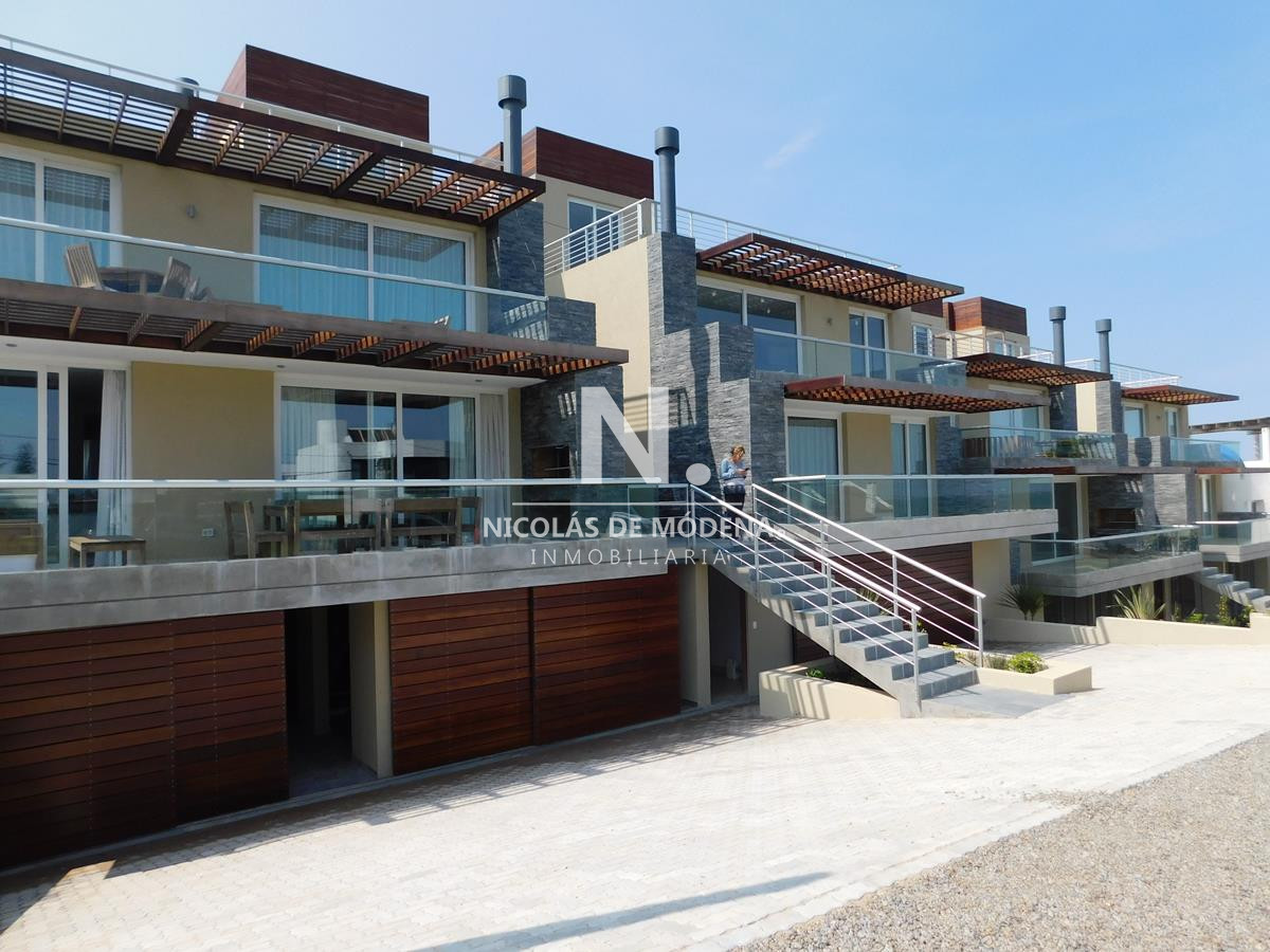 Vende apartamento de 3 dormitorios en la Barra  - NDM28004A
