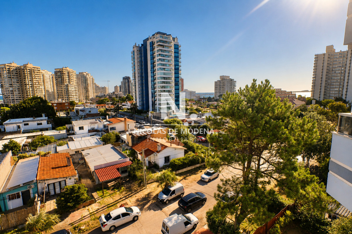 Vende apartamento de 2 dormitorios en Punta del Este, con excelente vista  - NDM30171A