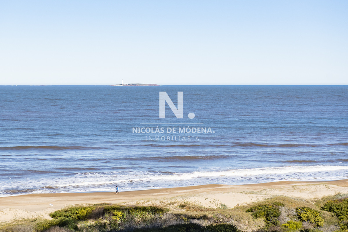 Torre Premium frente al mar, departamento de 3 dormitorios mas dep en venta, Punta del Este - NDM25472A