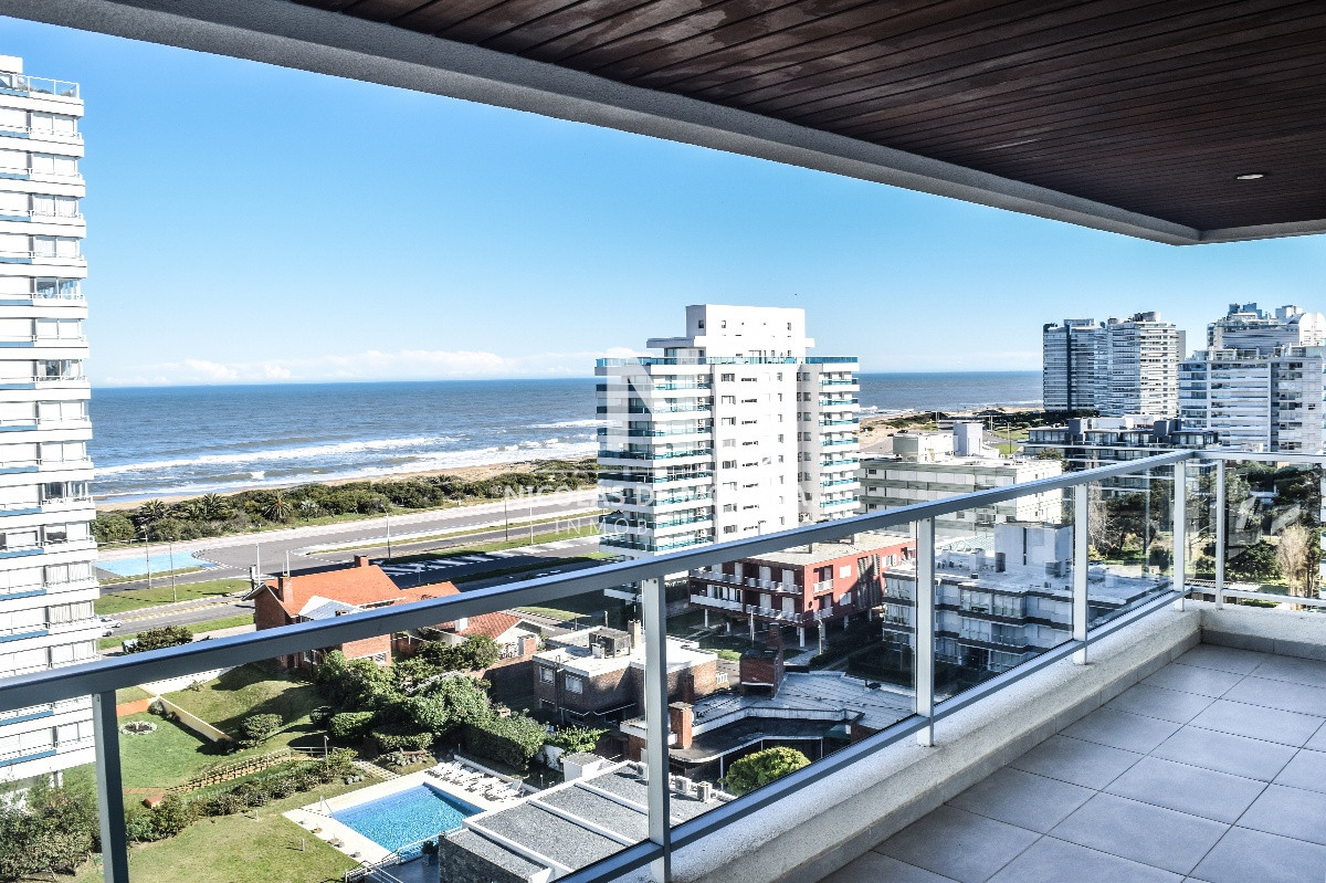 Vende apartamento de 2 dormitorios, con vista al mar en Punta del Este. - NDM20713A