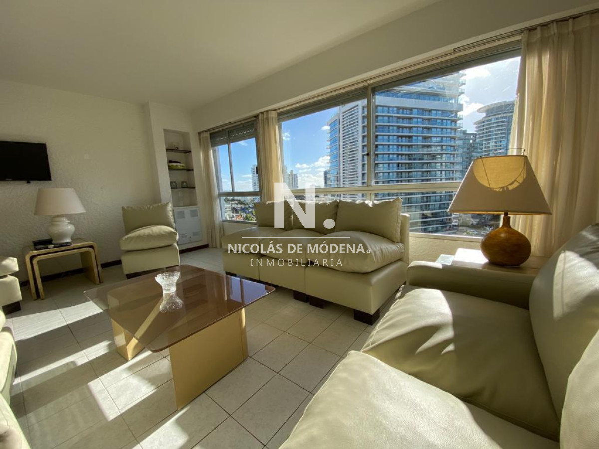 Vende Apartamento de 3 dormitorios en Brava, Excelente edificio. - NDM21319A