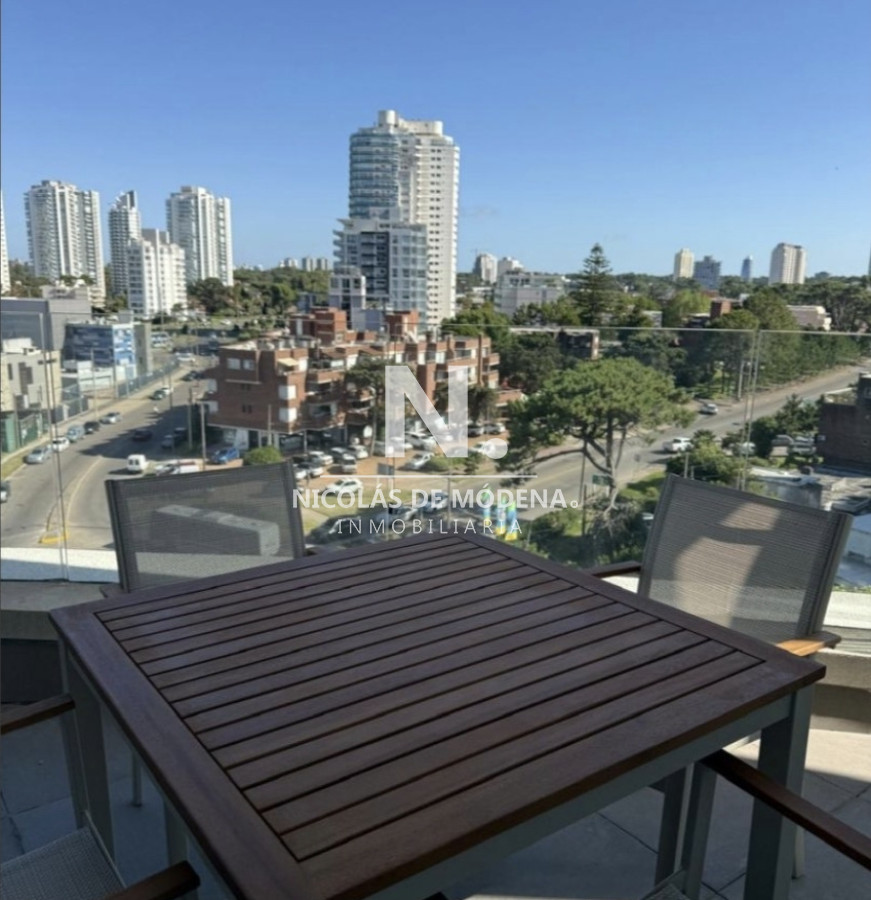 En venta apartamento de 3 dormitorios en suite con vista parcial al mar en Aidy Grill,  Punta del Este  - NDM28903A