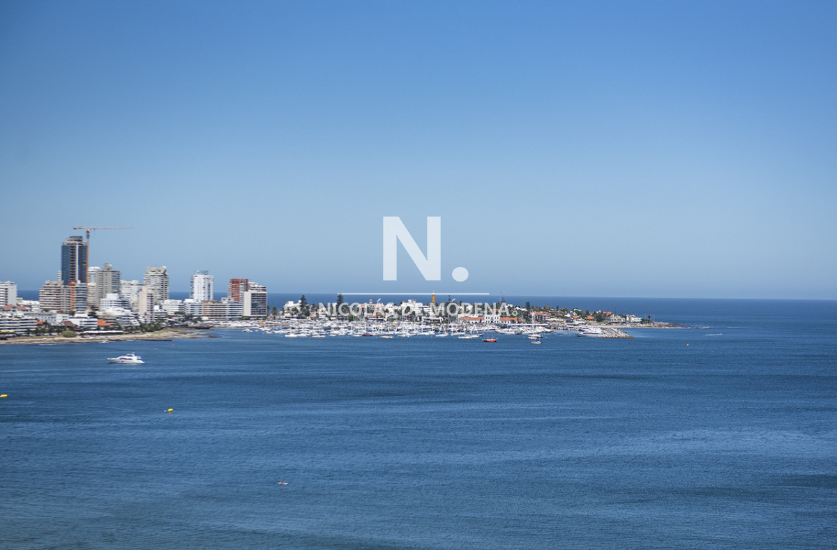 Vende Apartamento  de 4 dormitorios en playa de Mansa, Punta del Este a pasos del mar! - NDM25300A