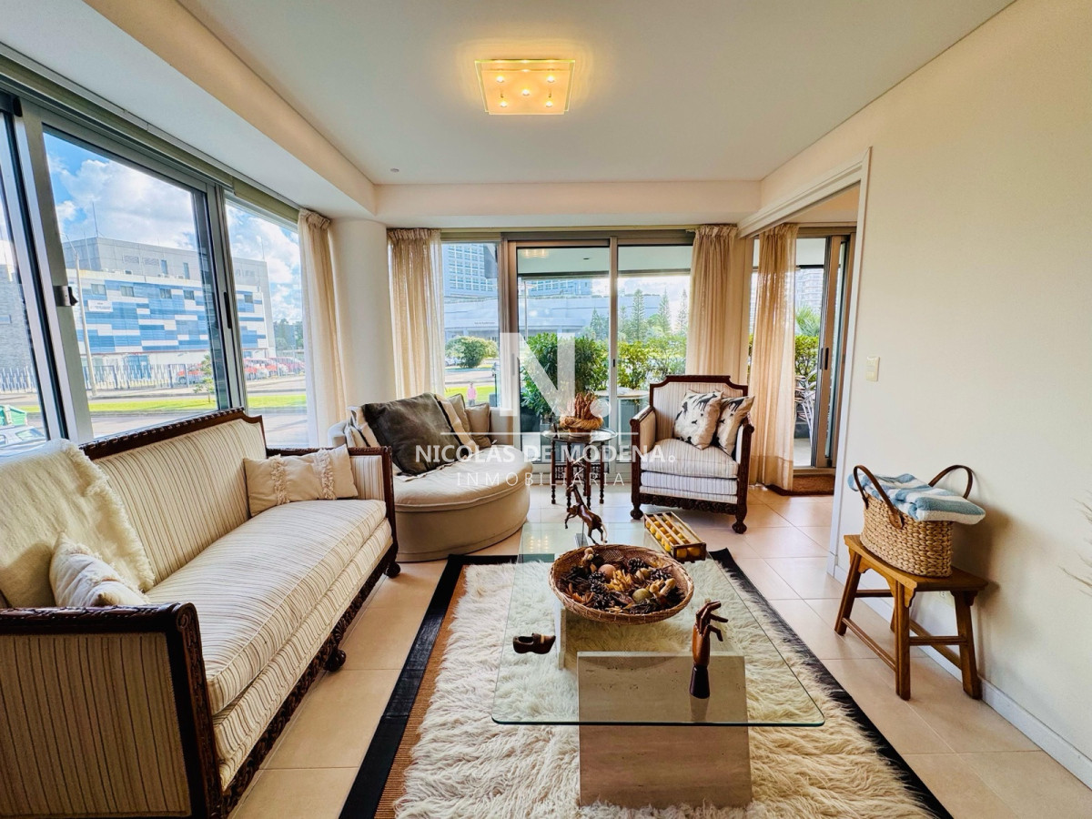 En venta apartamento de 3 dormitorios en Mansa, Punta del Este. - NDM26024A