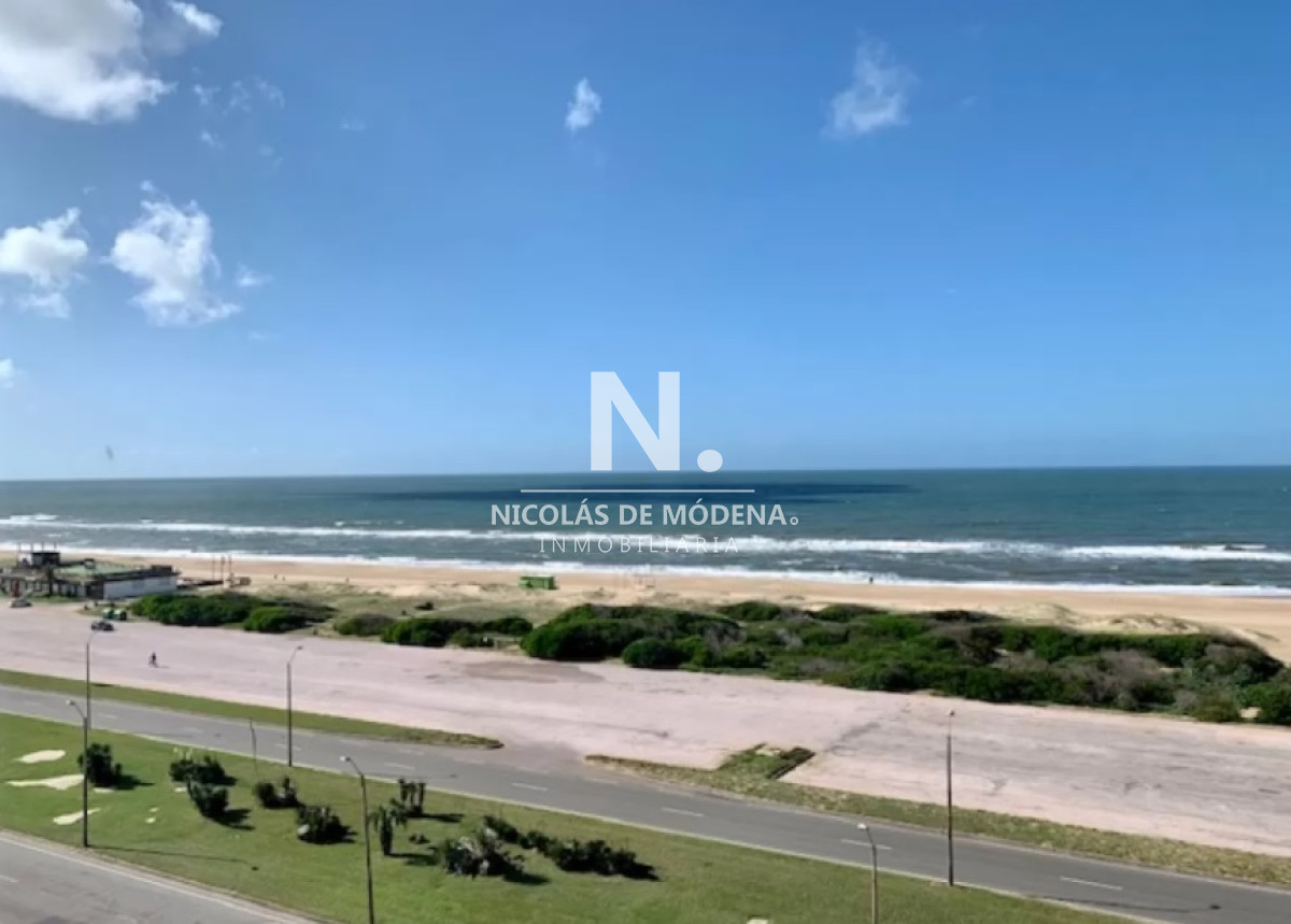 Venta de apartamento en torre Tiburón, tres dormitorios más dependencia de amplias dimensiones sobre Playa Brava - NDM9736A