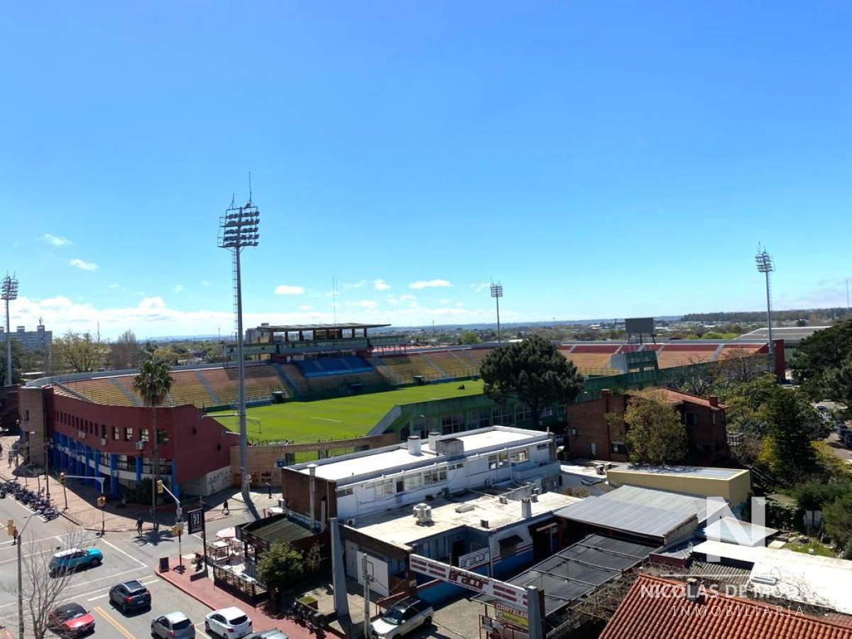 Vende apartamento de 2 dormitorios, con excelente iluminacion en el centro de Maldonado.