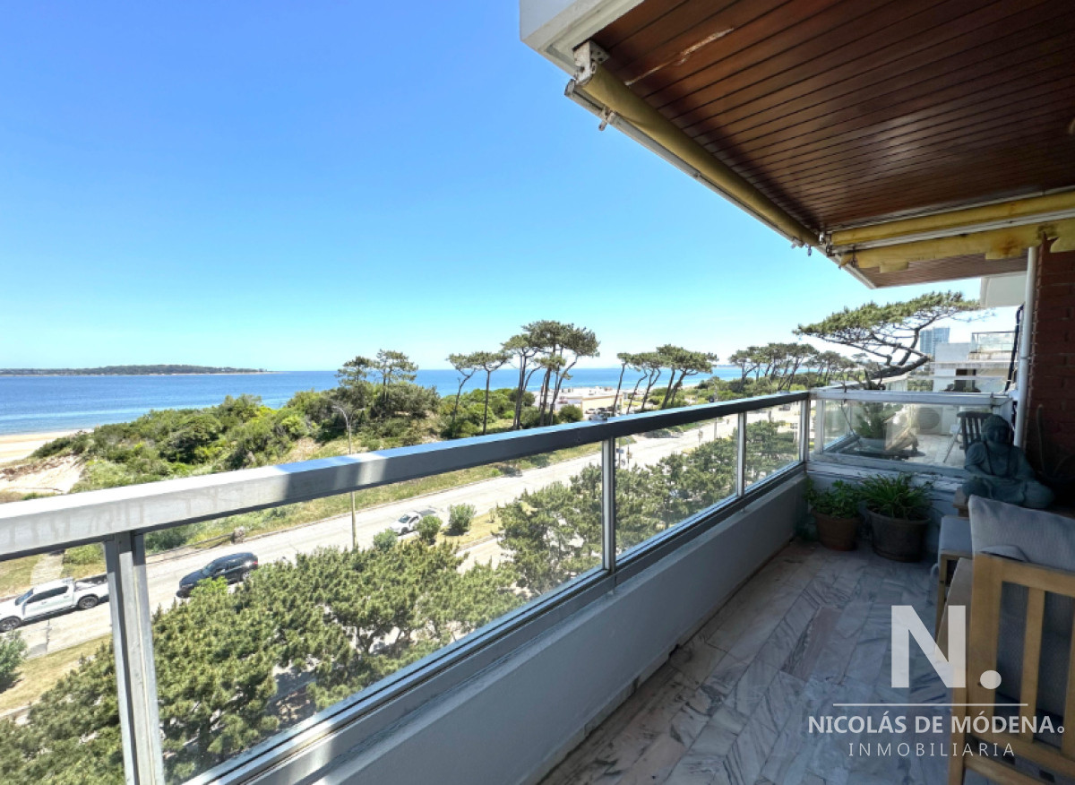 Apartamento en Mansa - Punta del Este en venta de 3 dormitorios.