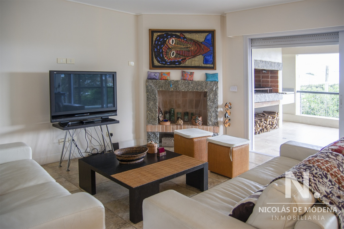 Apartamento en venta con vista al mar en Playa Mansa. 3 dormitorios