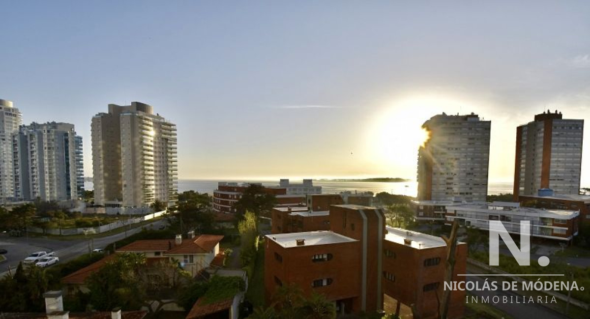 Venta de Apartamento 2 DORMITORIOS, mas dependencia de servicio en playa mansa.