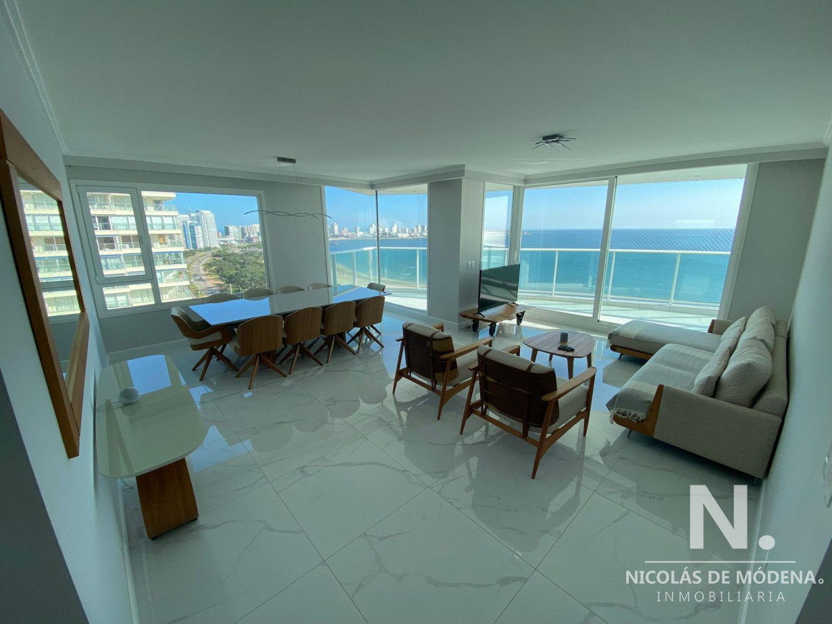 Alquila apartamento en Mansa, Punta del Este con vista al mar de 3 dormitorios.