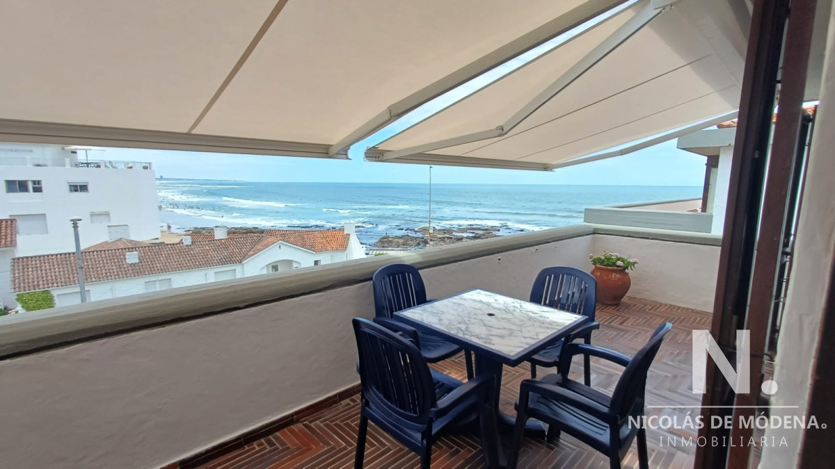 Departamento en Peninsula- Punta del Este de 3 dormitorios con vista al mar.