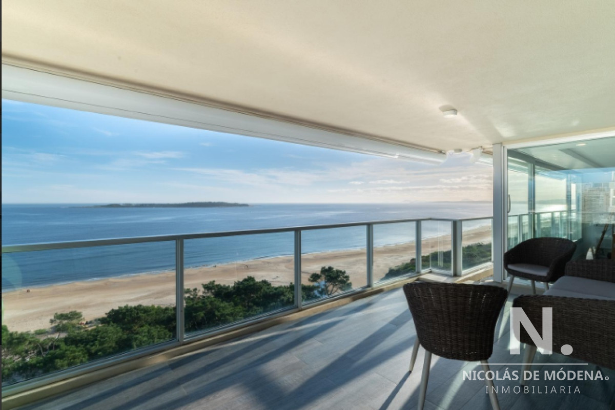 Vende apartamento de 4 dormitorios en Mansa, Punta del Este.